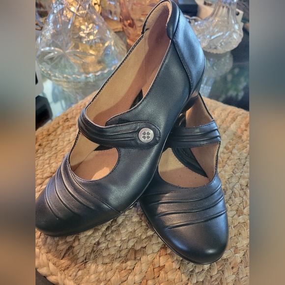 neutralizer Shoes - Neutralizer  Woman's  Leather Mary Jane Shoes Size 9